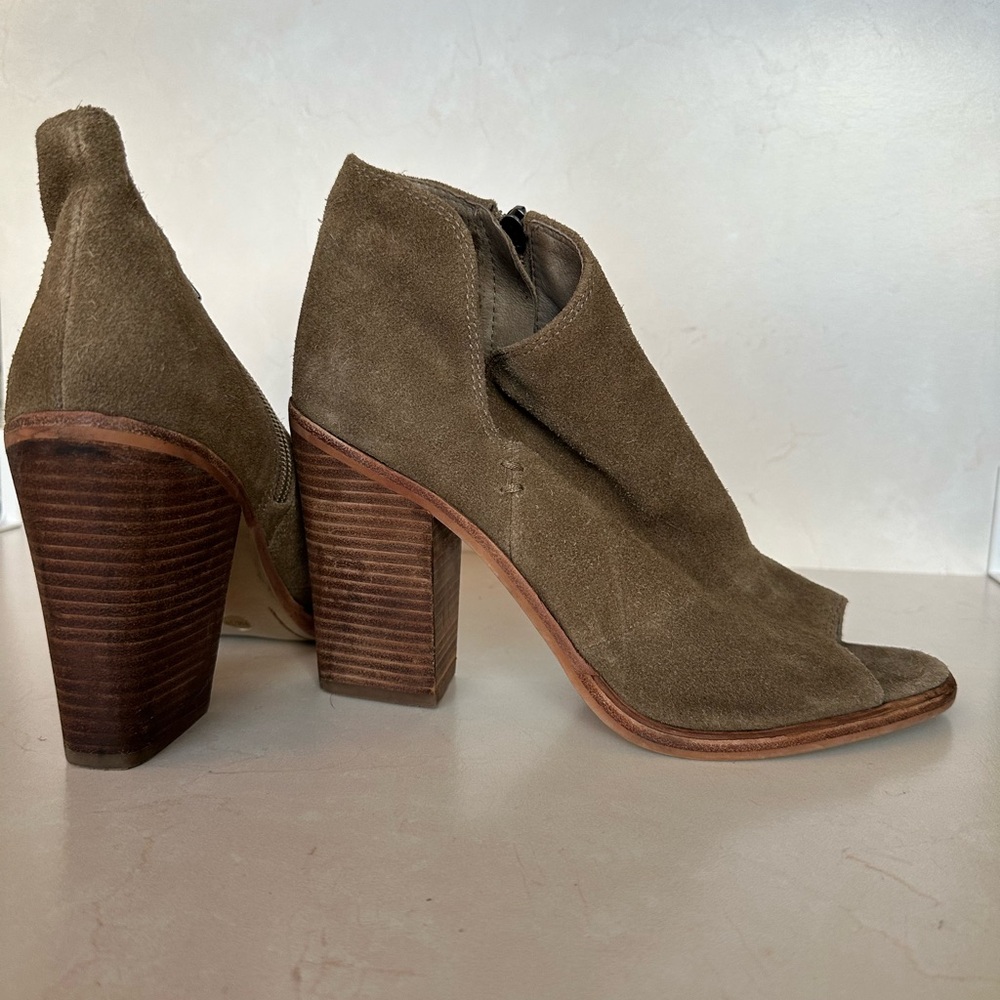 Vince Camuto Women's Tan Suede Ankle Boots Sz 9
